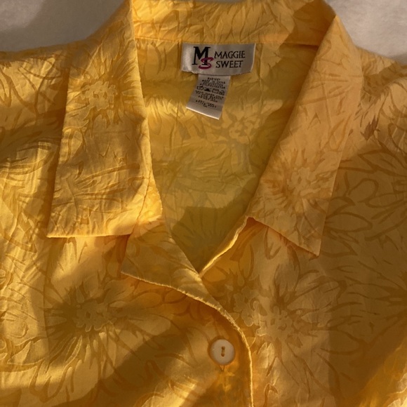 Maggie Sweet size 1X bright yellow short sleeve button down blouse with flower - Picture 10 of 11